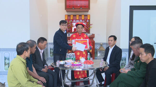 Đồng chí Bế Văn Kiên – Phó Bí thư Thường trực Đảng ủy xã thăm, tặng quà và chúc thọ người cao tuổi