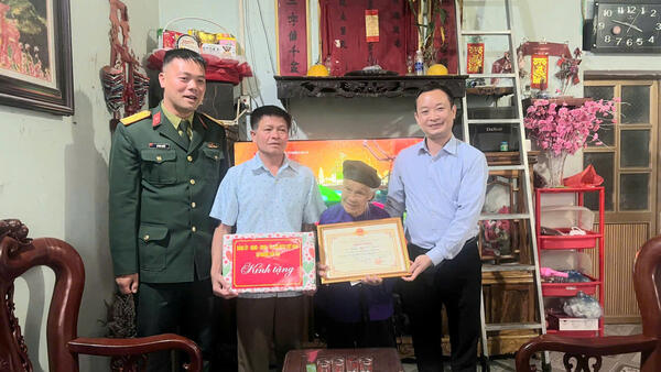 ĐỒNG CHÍ NGUYỄN TRỌNG VĨNH - CHỦ TỊCH UBND XÃ THĂM, TẶNG QUÀ VÀ CHÚC THỌ NGƯỜI CAO TUỔI