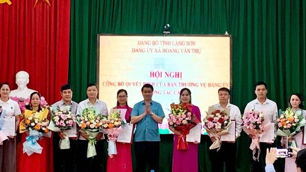 Ban Thường vụ Đảng ủy xã Hoàng Văn Thụ công bố quyết định về công tác cán bộ