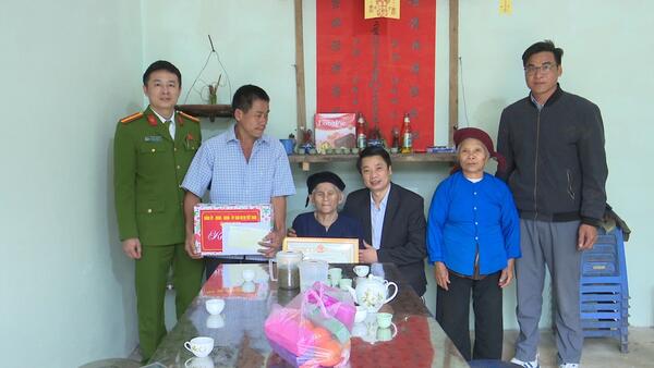 ĐỒNG CHÍ VŨ VĂN NHIÊN - BÍ THƯ ĐẢNG ỦY, CHỦ TỊCH HĐND XÃ THĂM HỎI, TẶNG QUÀ  VÀ CHÚC THỌ NGƯỜI CAO TUỔI